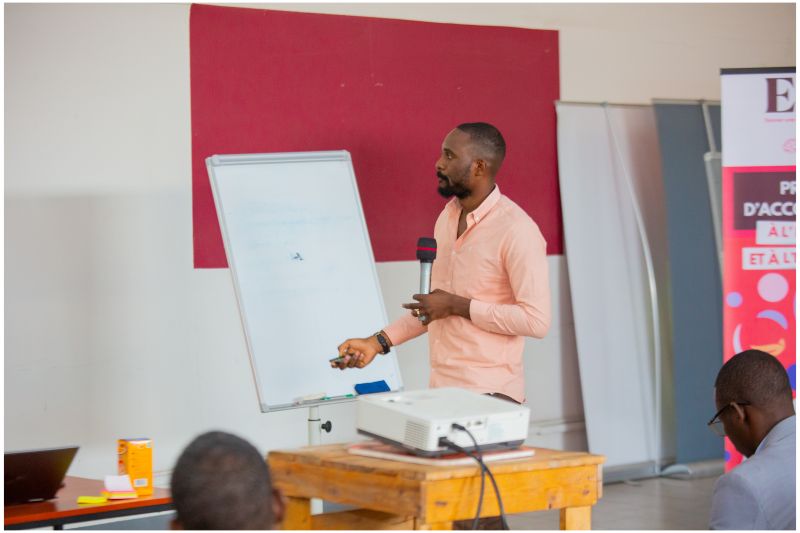 Présentation lors d'un atelier Elikya Boost