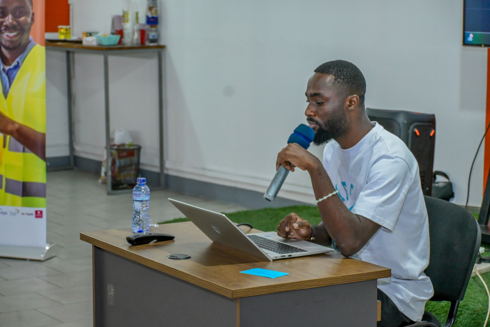 Entrepreneur au micro — atelier Orange Corners